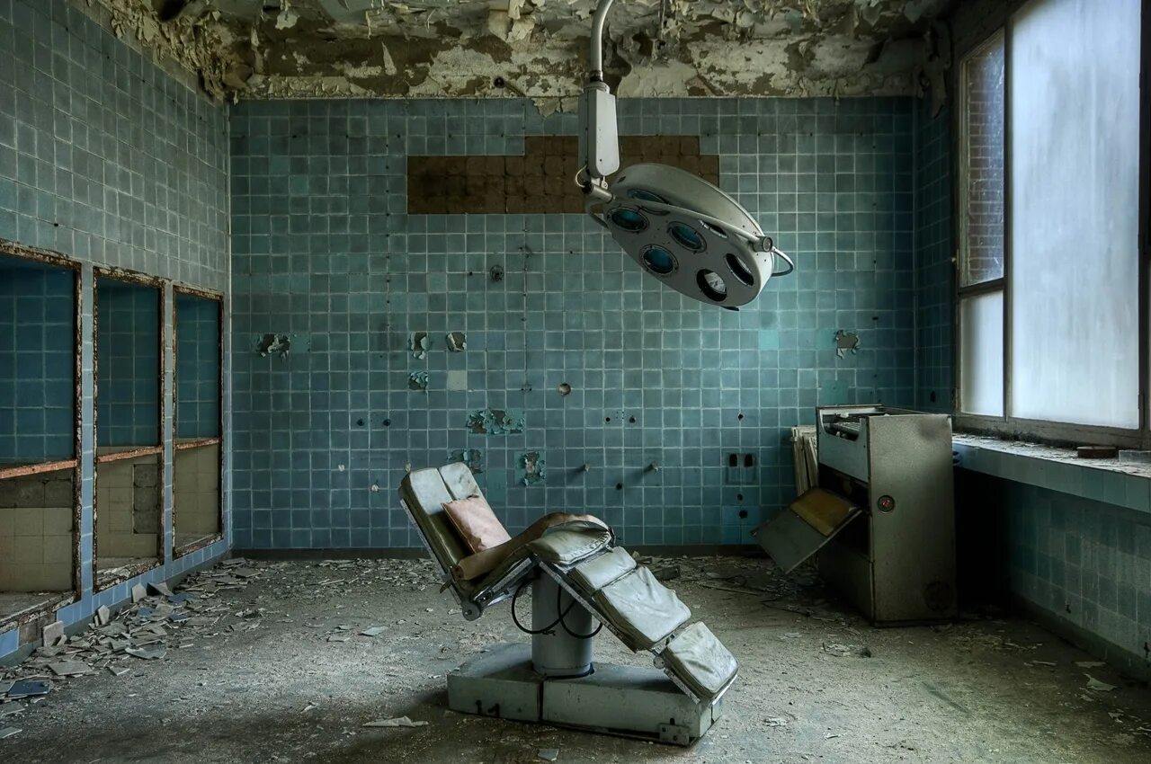 Что такое психушка. Заброшенный госпиталь (abandoned Hospital Red). Абандонет асилум. Заброшенная психиатрическая больница Тольятти. Комната заброшенной психбольницы.