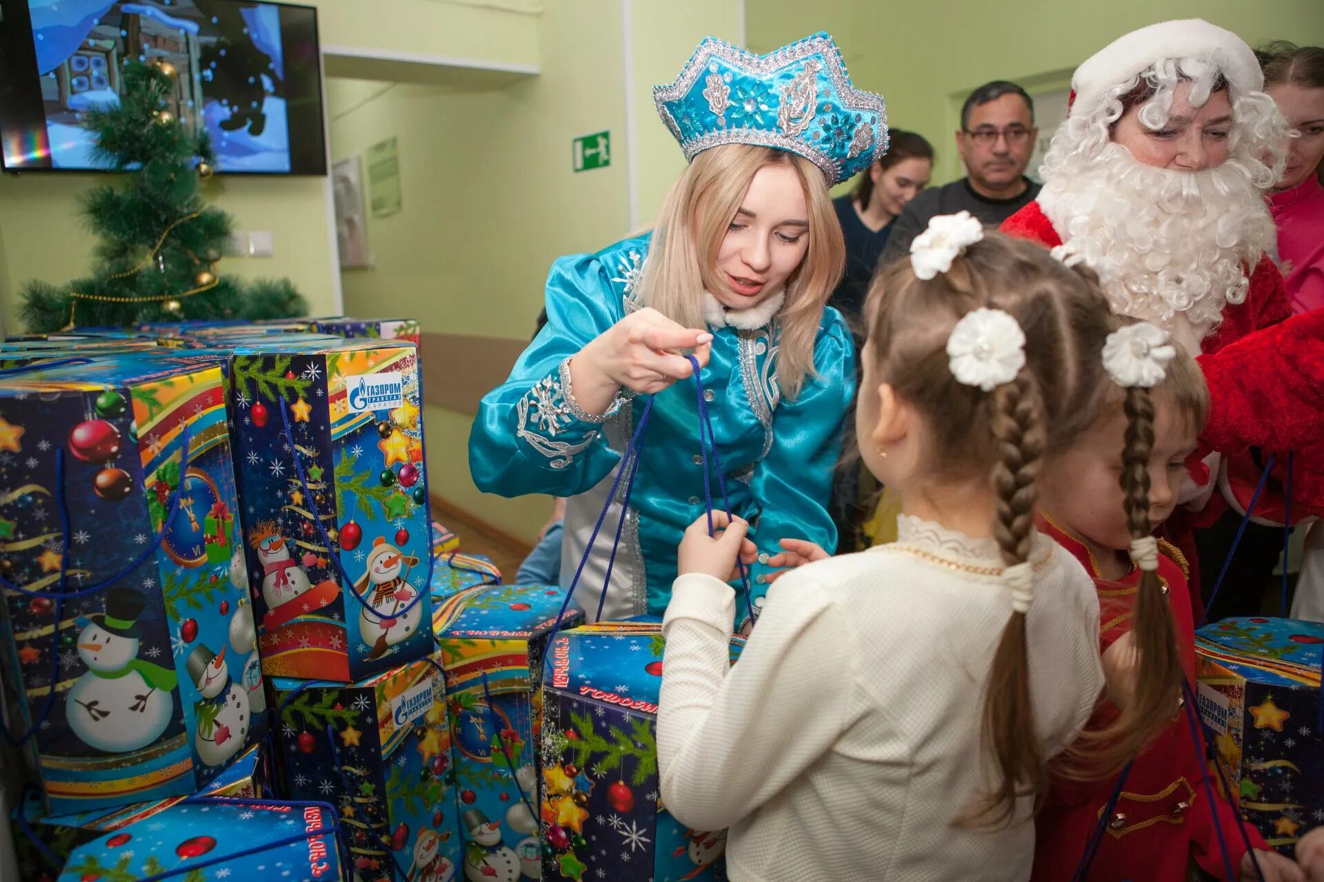 20 тысяч детям мобилизованных к новому году. дед мороз. новогодний праздник для детей. 20 тысяч детям мобилизованных к новому году. подарок на новый год семье.