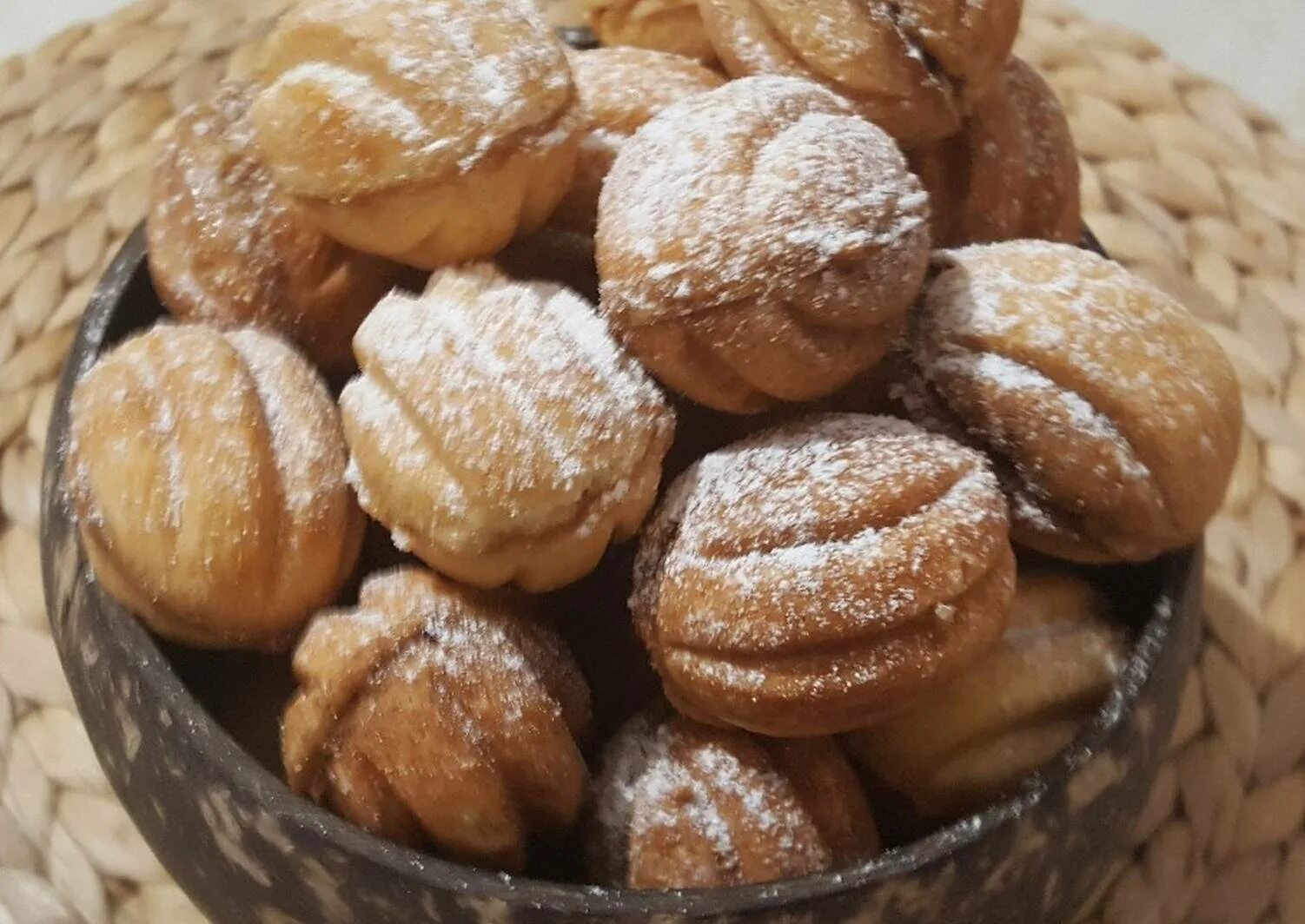 печенье со сгущенкой и орехами. песочное печенье со сгущенкой. пирожные орешки. песочное печенье со сгущенкой. печенье с варёной сгущёнкой.