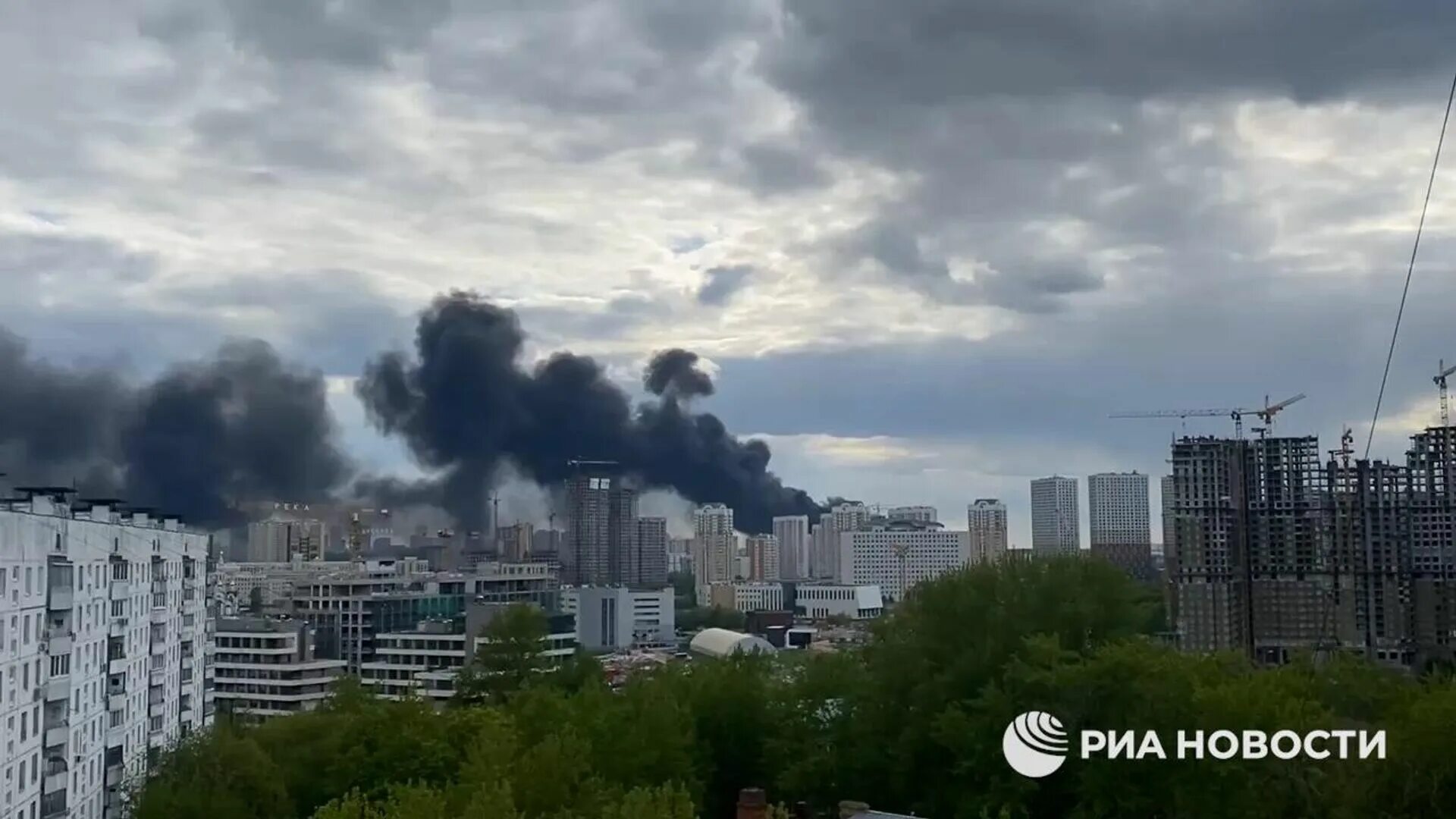 Что горело на западе москвы сегодня. Дым на юго-западе москвы сейчас. Что горело на западе москвы сегодня. Пожар в москве. Пожар на юго западной сейчас москва.