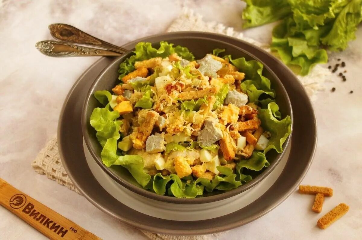 Рецепт салат сухарики курица сыр. Салат с сухариками. салат с крутонами. салат с сухарями. овощной салат с сухариками.