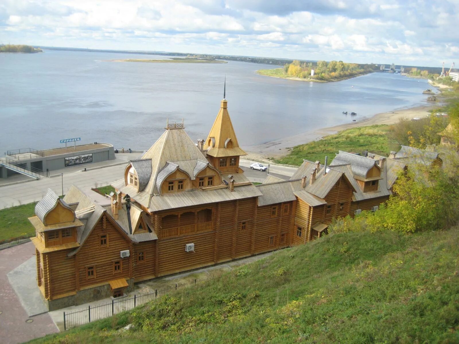 Чем известен городец нижегородской области. Город Городец Нижегородской области. Город Городец Нижегородской области достопримечательности. Монастырь в Городце Нижегородской области. Набережная в Городце Нижегородской области.