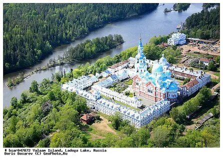 Озере находится валаамский монастырь