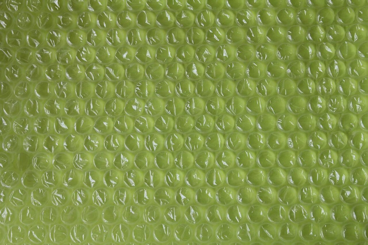 Пленка воздушно-пузырчатая. Розовые ягоды. Пупырчатая пленка для упаковки. Пупырчатая пленка. Текстура пупырышки.