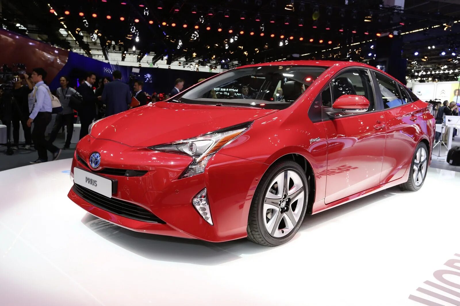 Обзор тойота. Тойота Приус 2016 года. Тойота Приус гибрид новый. Toyota Prius (четвёртое поколение). Toyota Prius IV 2016.