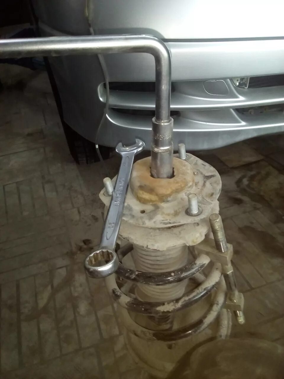 Задние амортизаторы тойота рав 4. Toyota rav4 стойка амортизатора. Задние амортизаторы тойота рав 4. Тойота аурис замена задних амортизаторов. Тойота сиенна перед амортизаторы.