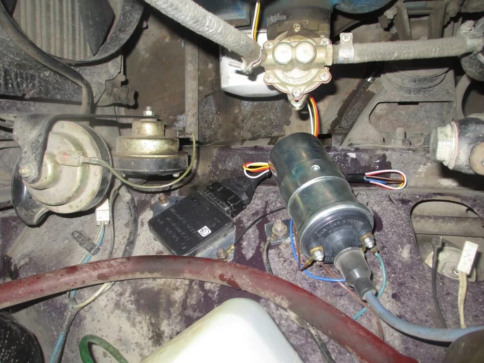 Бесконтактное зажигание ваз 2107. Бесконтактное зажигание на ваз 2107 карбюратор. Зажигание ваз 2107 карбюратор. Трамблёр ваз 2107 карбюратор. Катушка бесконтактного зажигания ваз 2107.