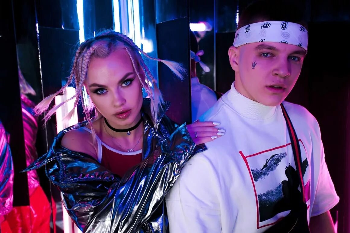 Группа раса rasa. Девушка танцует шафл. Танцуем под клип. Популярный клип с танцем. Танцовщицы в клипах.