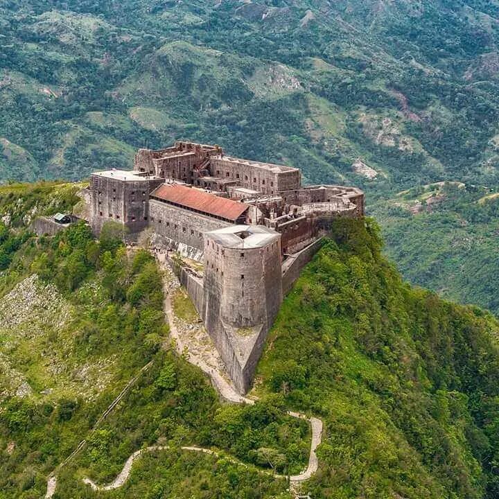 Цитадель алеппо старый город. Алеппо крепость цитадель. Замок ла цитадель. Цитадель алеппо. Цитаделью называется.