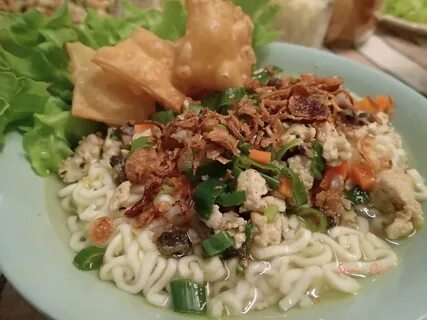Suci - Cici: Mie Pangsit Noodle with Chicken Springkle.