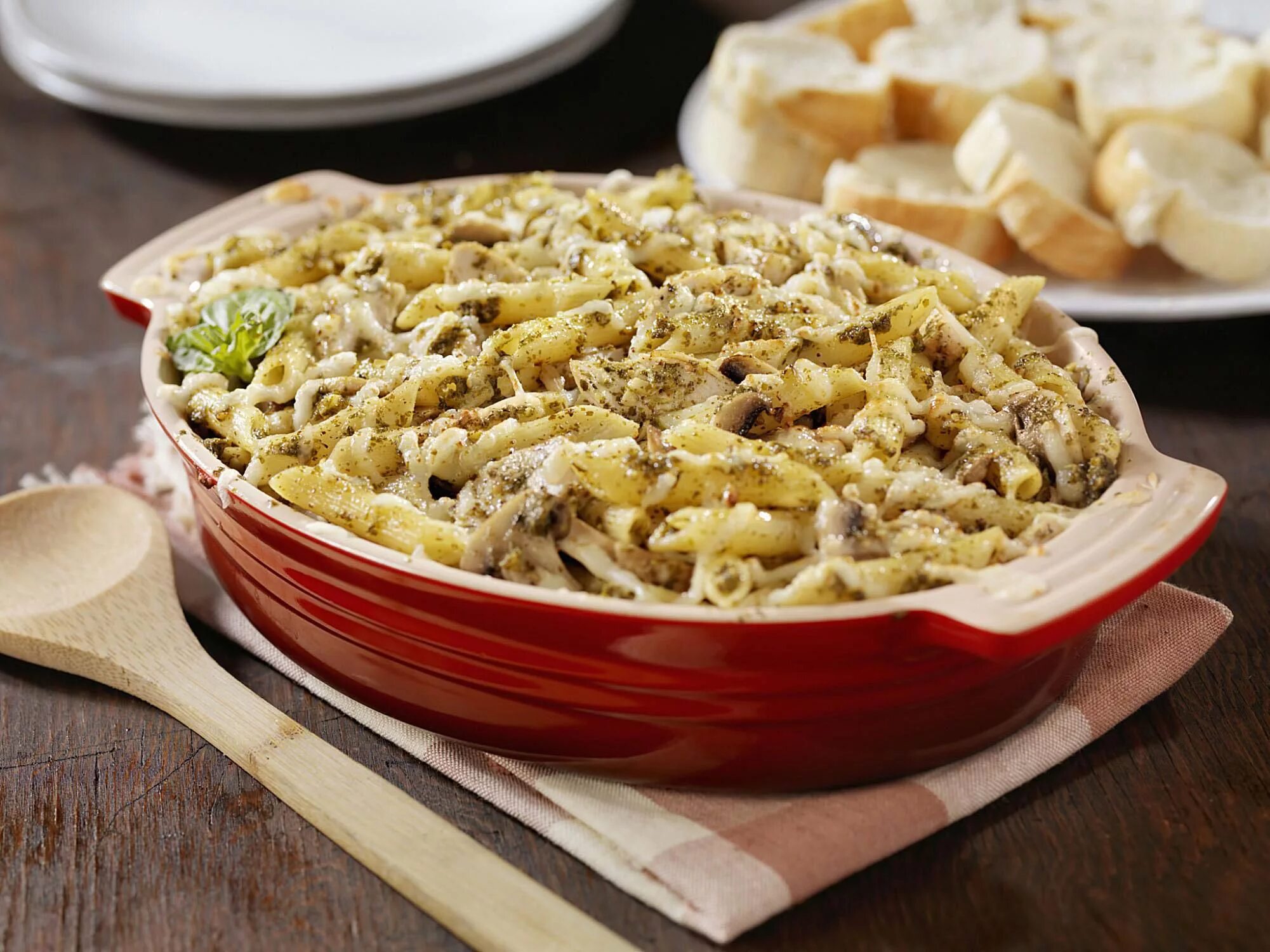 Запеканка из макарон с курицей и помидорами. Запеканка макароны куриная грудка. Запеканка макароны куриная грудка. Запеканка из макарон с курицей и грибами. Макаронник запеканка.