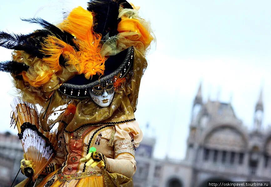 Быть в маске судьба моя. Венецианский карнавал Алекс Левин. Венецианский карнавал Коломбина. Шемякин Венеция карнавал. Аркекин Венеция карнавал.