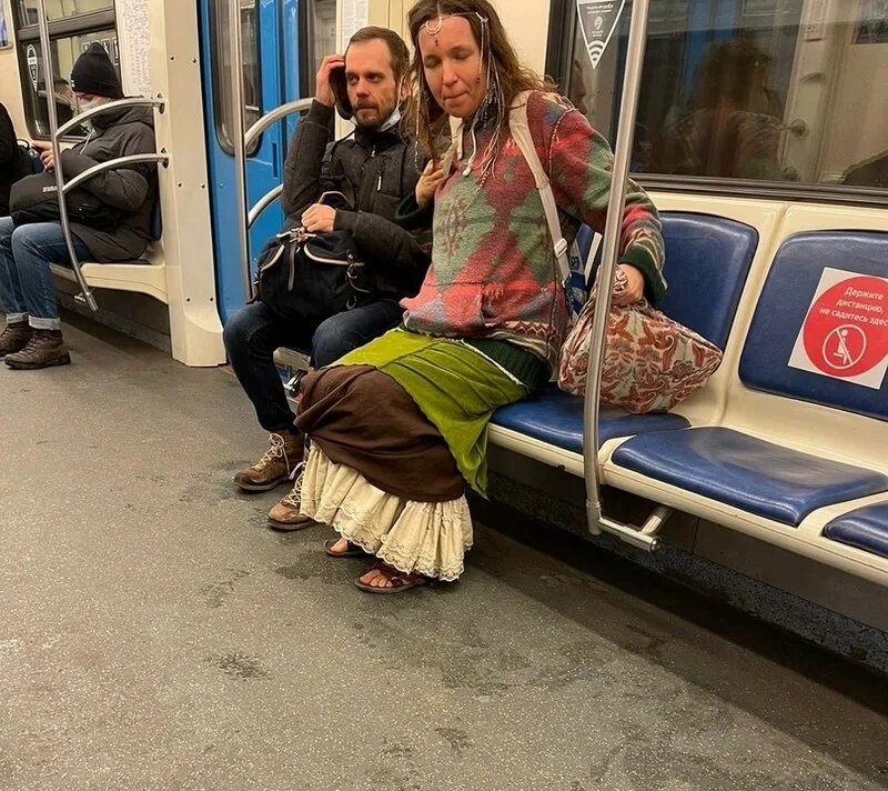 Чудаки в метро московском. Странный чудак. Модники московского метро. Московские модники в метро 2020. Чудаки в метро московском.