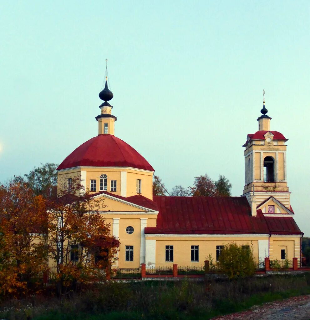 Церковь иоанна богослова сиреневом бульваре. Церкви святого апостола иоанна богослова. Церковь иоанна богослова смоленск. Сайт храма иоанна богослова село сынково. Храм иоанна богослова красное новая москва.
