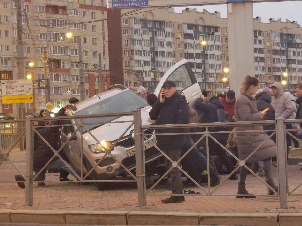 Что случилось на комендантском. Авария на Комендантском проспекте. ДТП на Комендантском проспекте сейчас. Авария на Комендантской площади. На Комендантском проспекте сбили пешехода.