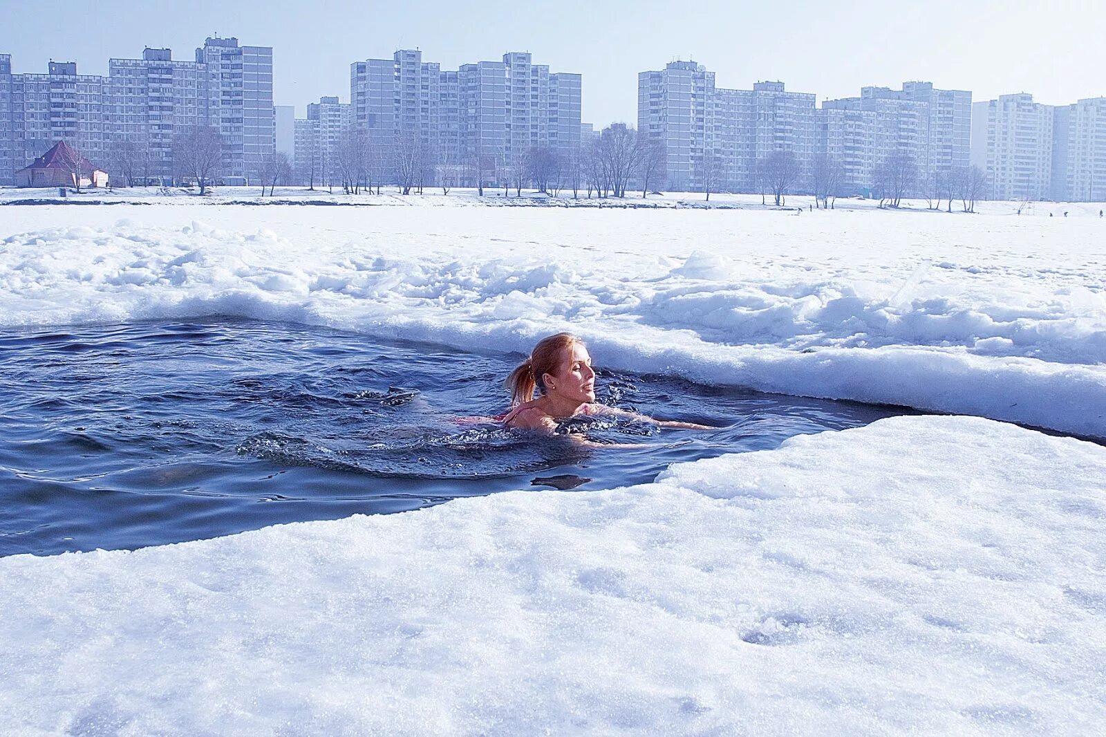 Люди купаются зимою. Водное закаливание. Закаливание холодом. Купание закаливание. Зимнее купание.