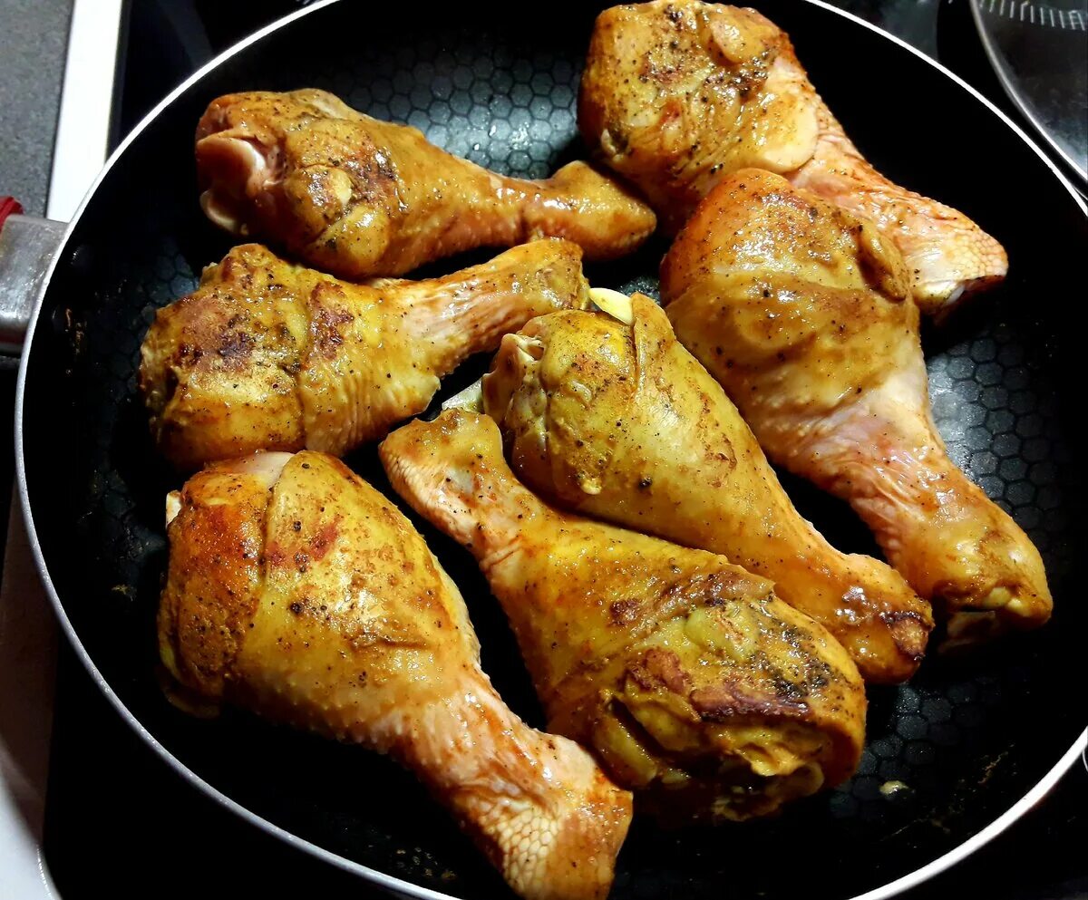 Как приготовить вкусно голень курицы в духовке. Куриные голени на сковороде. Голень жареная. Голень куриная жареная. Куриная голень жареная на сковороде.