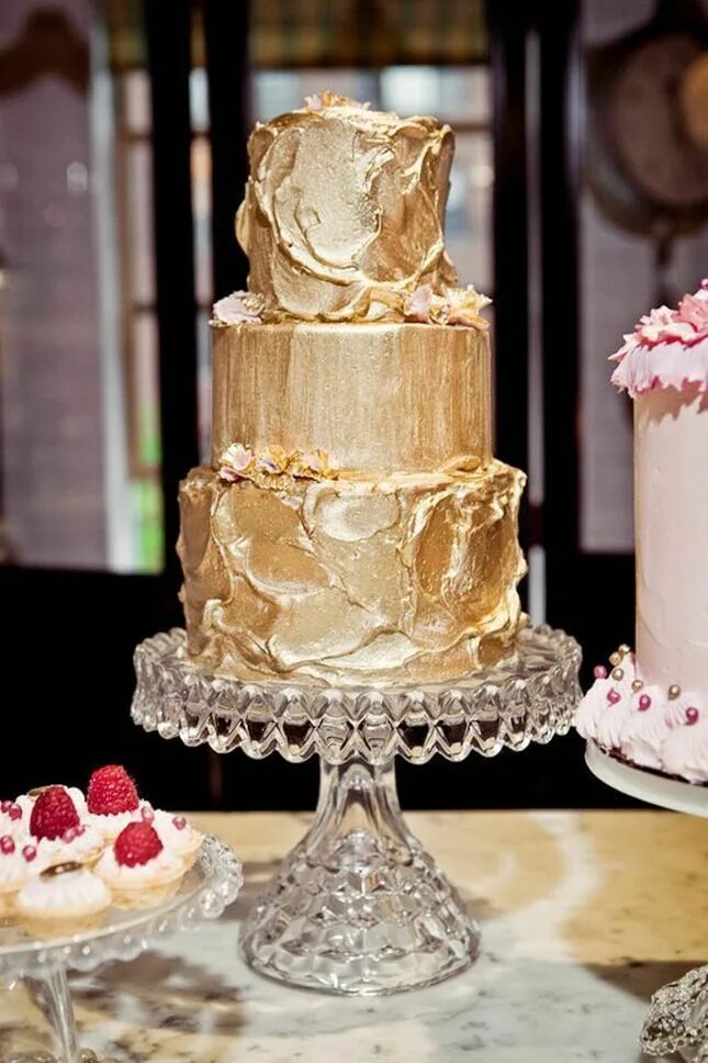 #GoldLeaf #GoldLeafing #GoldCake #GoldLeafCake #WeddingCake #BirthdayCake #CakeI