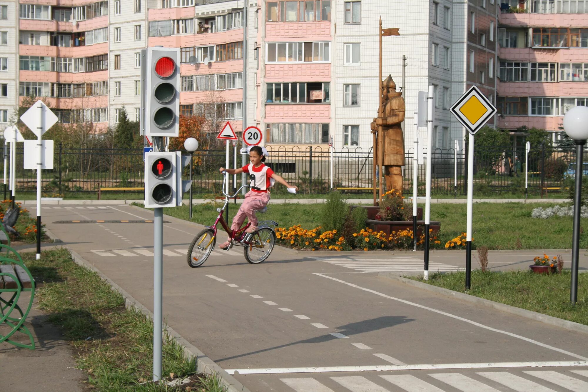 Авто городок. Автогородок для школы. Автогородок разметки во дворах. Автогородок в детском саду на улице. Автогородок в детском саду на улице проект.