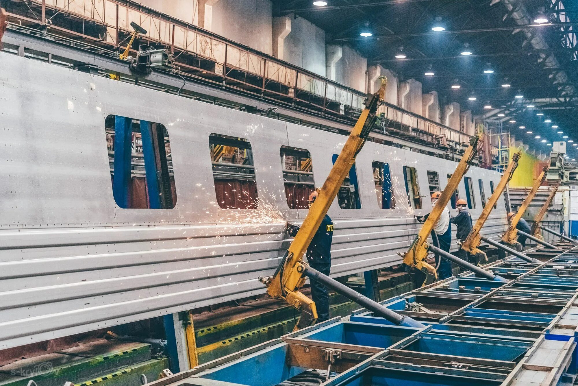Вагоны крюковского вагоностроительного завода. Тверской вагоностроительный завод цех. Вагон твз 61-4516. Тверской вагоностроительный завод поезда. Вагоноремонтный завод пассажирских вагонов.