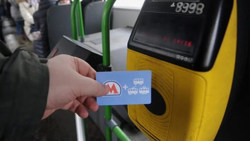 Как оформить бесплатный проезд в москве. Проездной на автобус. проезд в автобусе. бесплатный проезд в общественном транспорте. проездной на автобус москва.