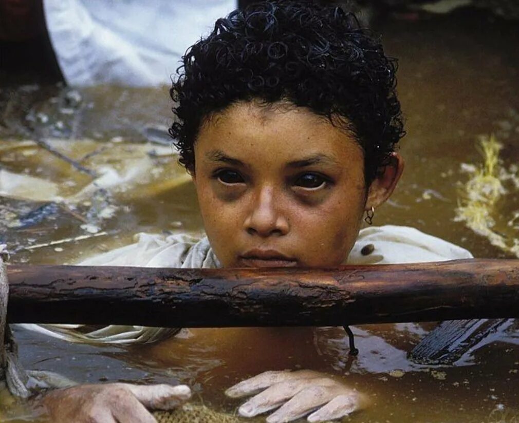 Умирающая девочка в воде. Умирающая девочка в воде. Мёртвая девушка эстетика. Мертвая девушка фэнтези. Девушка тонет.