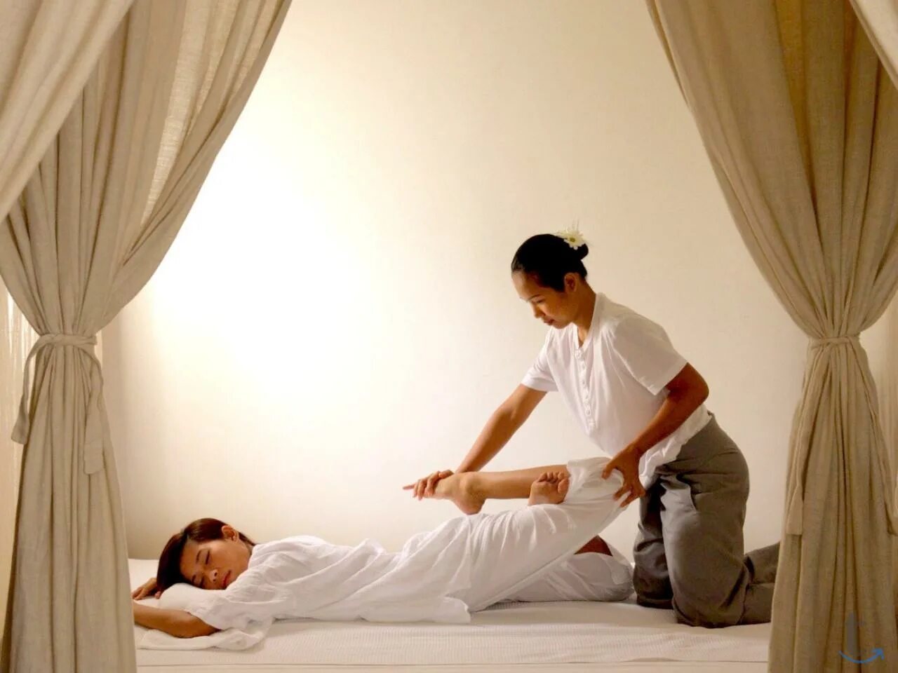 Тайка делает массаж. Традиционный тайский массаж. Тайских традиционый массаж. Классический тайский массаж. Тайский терапевтический массаж.