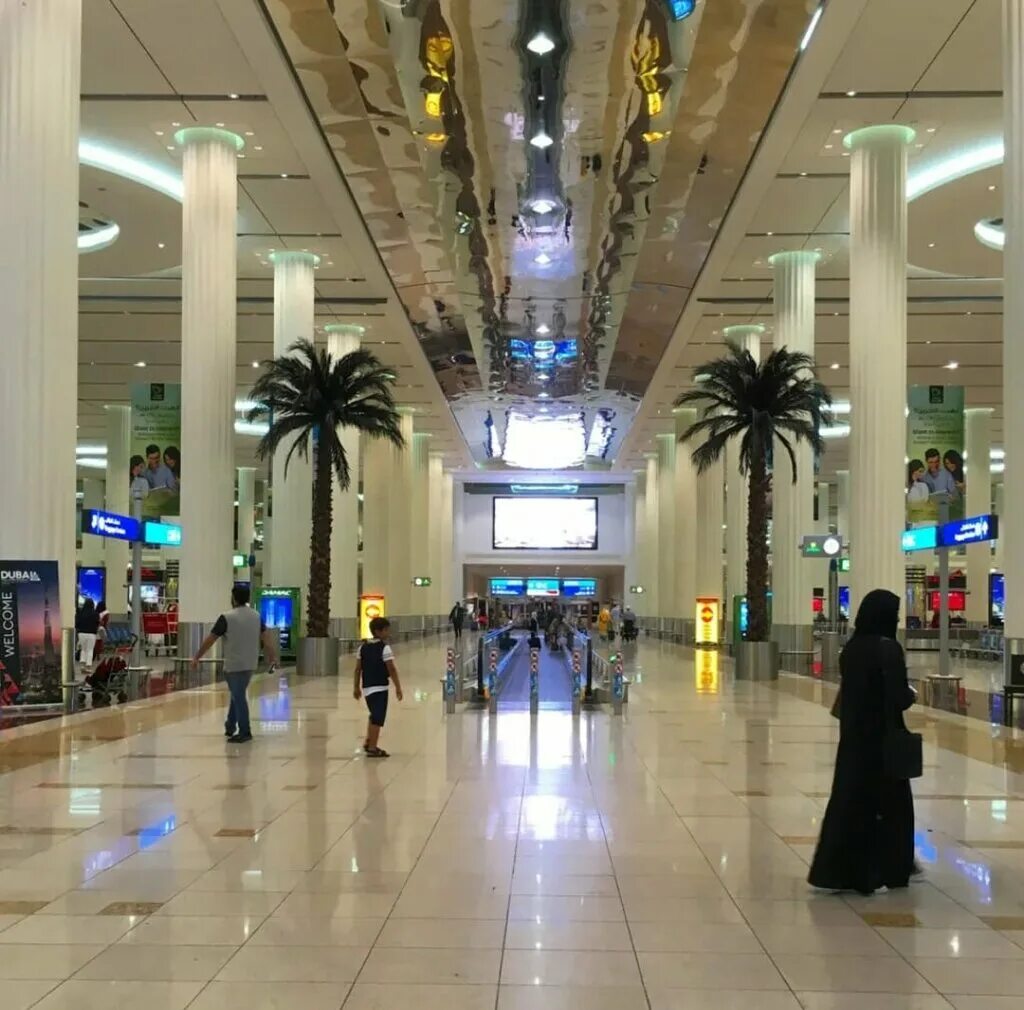 Арабские эмираты аэропорт дубая. Аэропорт Дубай. Аэропорт Дубай DXB. Международный аэропорт Дубай внутри. Аэропорт DWC Дубай.