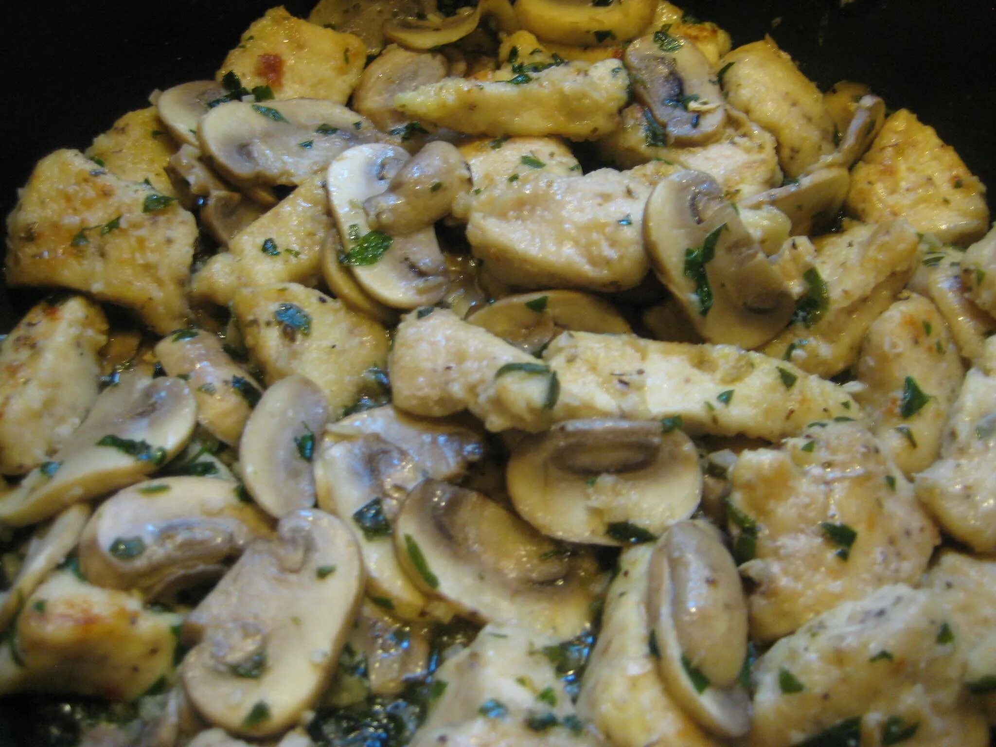 Рецепт из шампиньонов свежих на сковороде. Картошка с грибами в сметане. Картофель с шампиньонами в сметане. Жареная картошка с грибами и сметаной. Жареные грибы со сметаной.