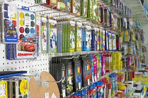 В книжном магазине продаются канцтовары