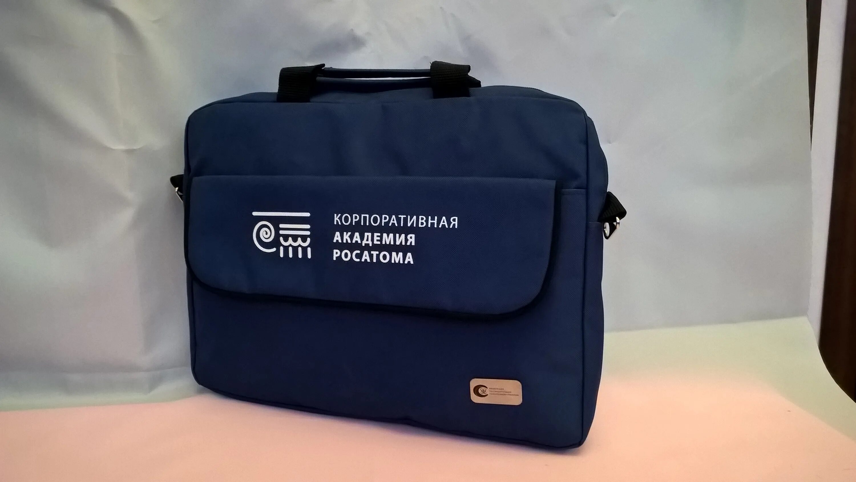 Компанию производитель рюкзаков. Спецпортфель 380*140*310. Барсетка sacvoyage арт 23136. Фирмы по производству рюкзаков. Кожаный портфель-кофр.