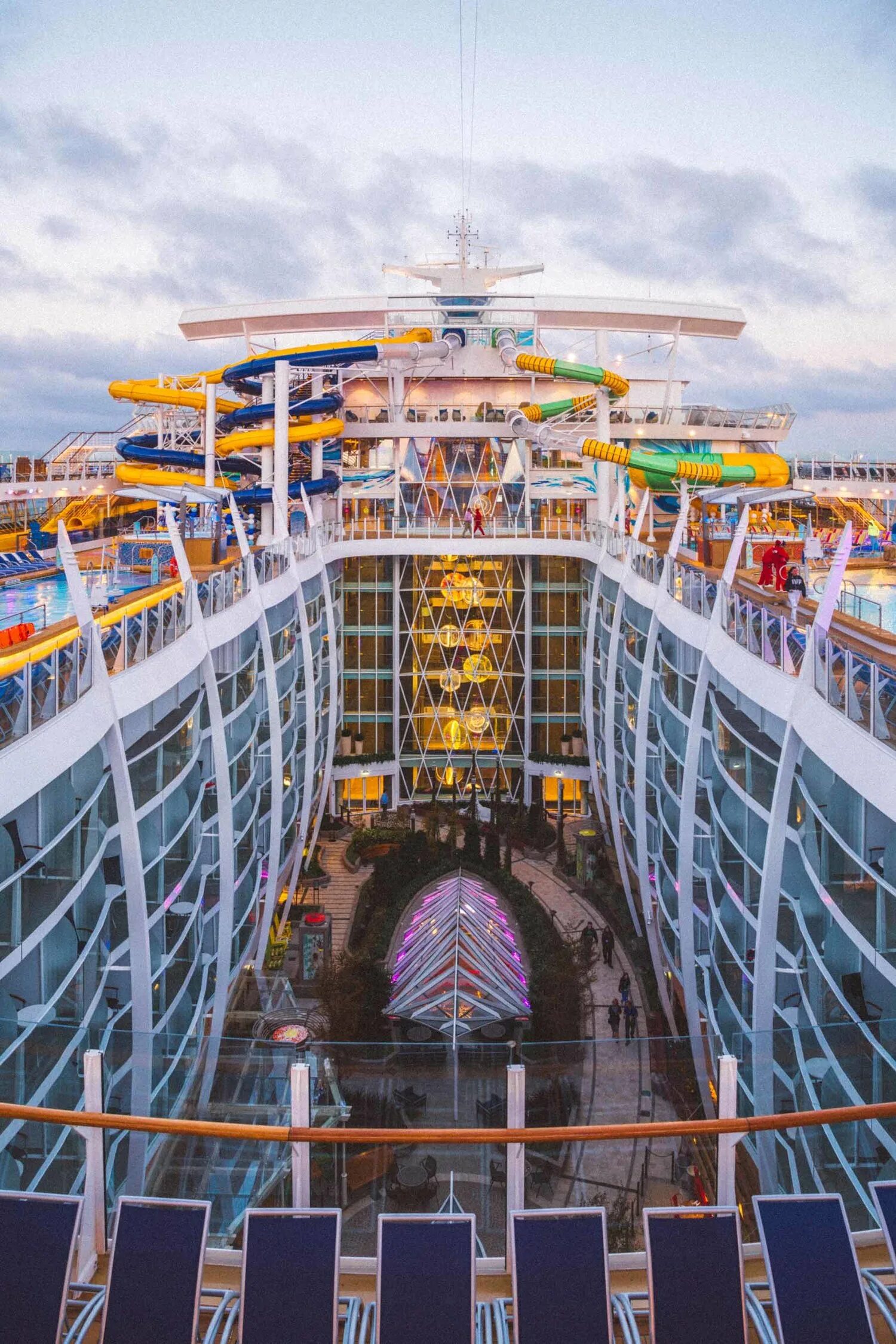 Rage of the seas. Симфония морей круизный лайнер. Самый большой круизный лайнер симфония морей. Роял Карибиан симфония морей. Симфония морей круизный лайнер внутри.