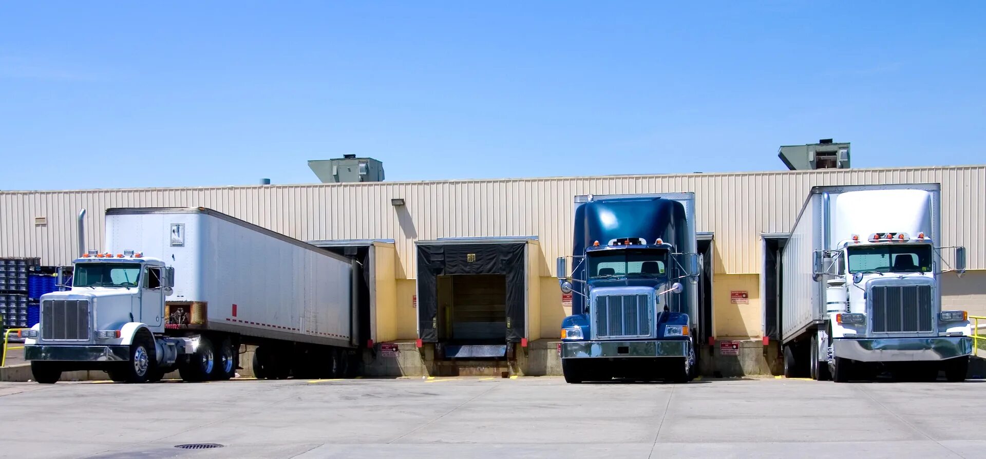 Кросс докинг. Кросс-докинг услуги. White Truck loading Dock. КРОССДОК карго автопарк.