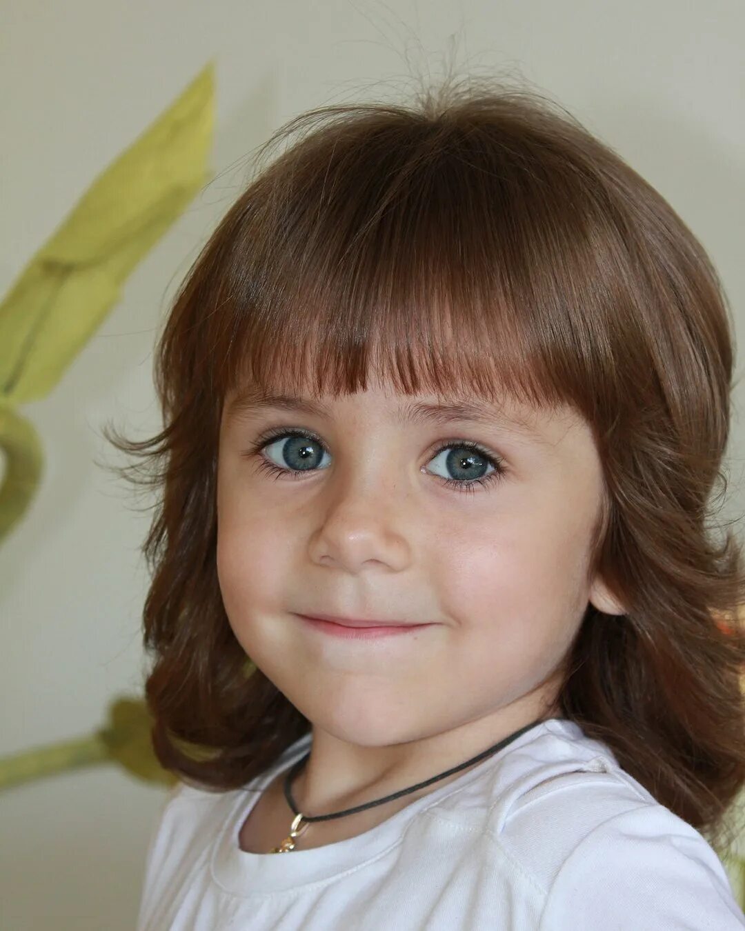 Короткая стрижка для девй. Детские стрижки каре боб с челкой. Сессон стрижка детская. Детская стрижка девочке. Челка у детей.