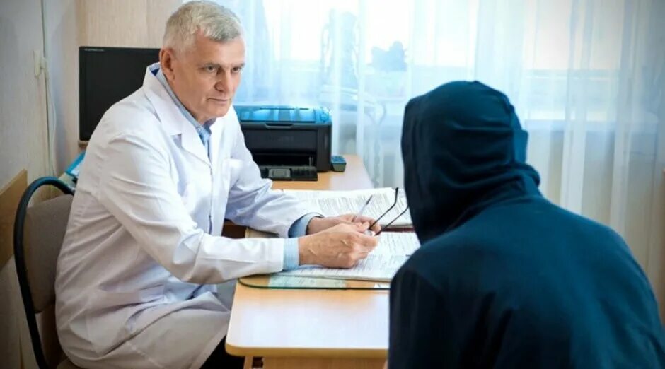 Пациенты в наркодиспансере. Врач алкоголик. Порядок оказания наркологической помощи. Наркологическая клиника саранск доверие. Наркологическая помощь несовершеннолетним.
