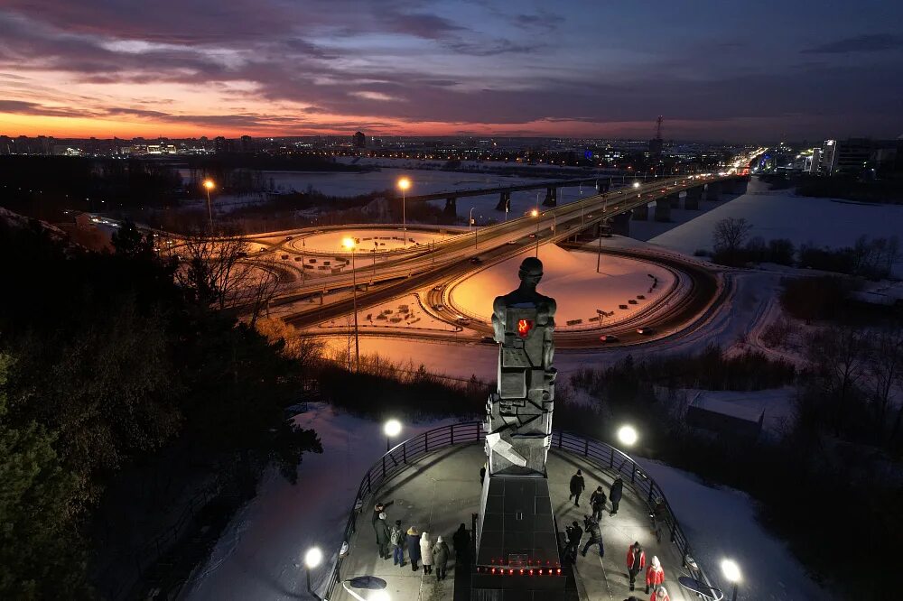 Что сейчас на месте кемерово. Монумент память шахтерам Кузбасса г Кемерово. Памятник шахтерам Кузбасса Кемерово. Кузбасс смотровая площадка. Красивые места Кузбасса.