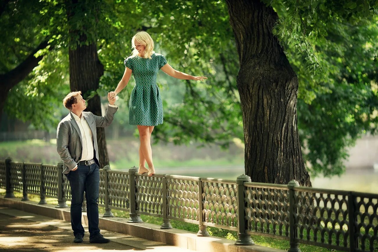 прогулка за руку. парень и девушка гуляют. гулять под дождем. мальчики ходят по девушке. парень и девушка идут за руку.