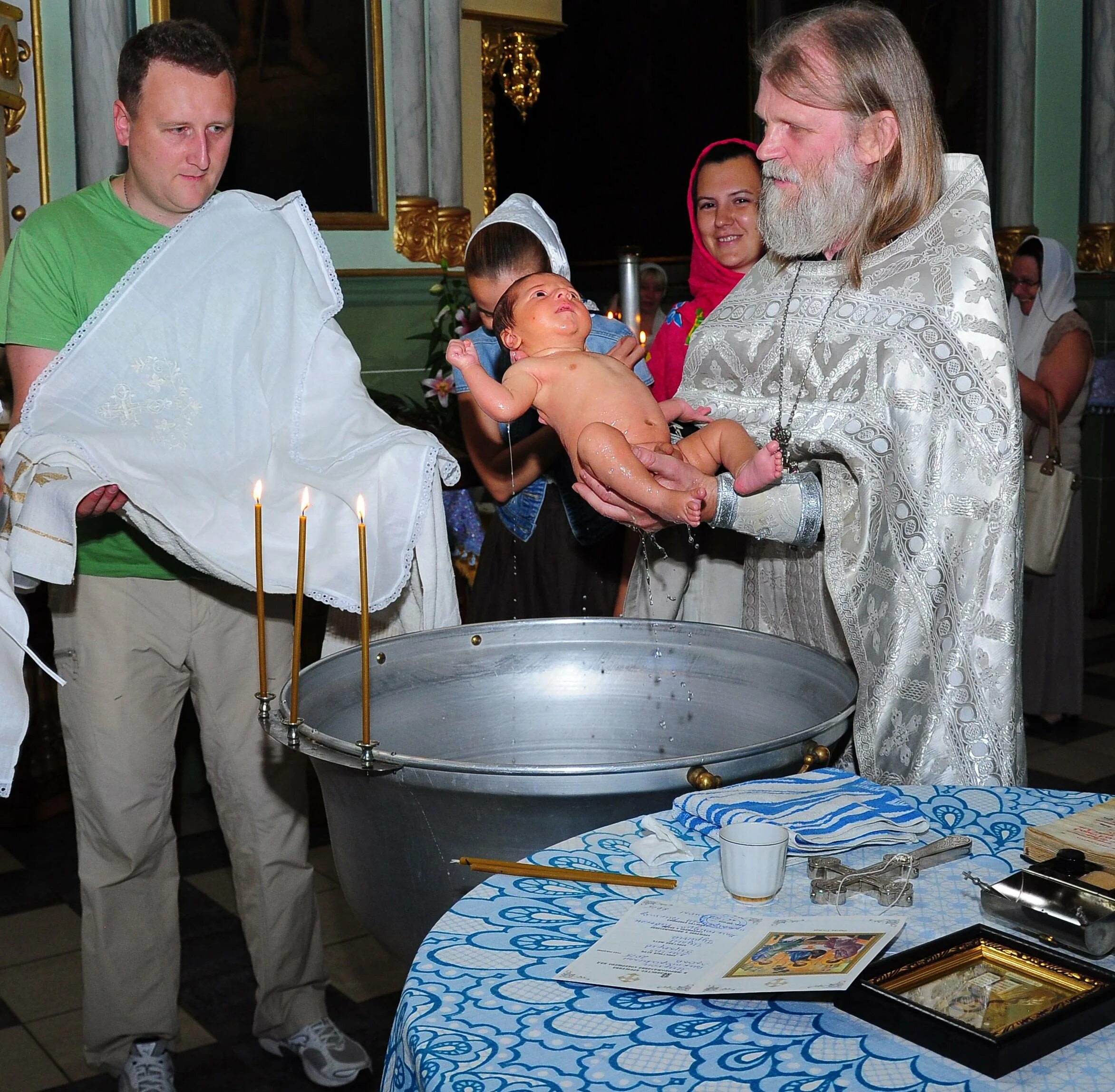 Крещение в церкви. Крещение ребенка. Крещение мальчика. Крещение мальчиков в церкви. Что должны крестные на крестины мальчика