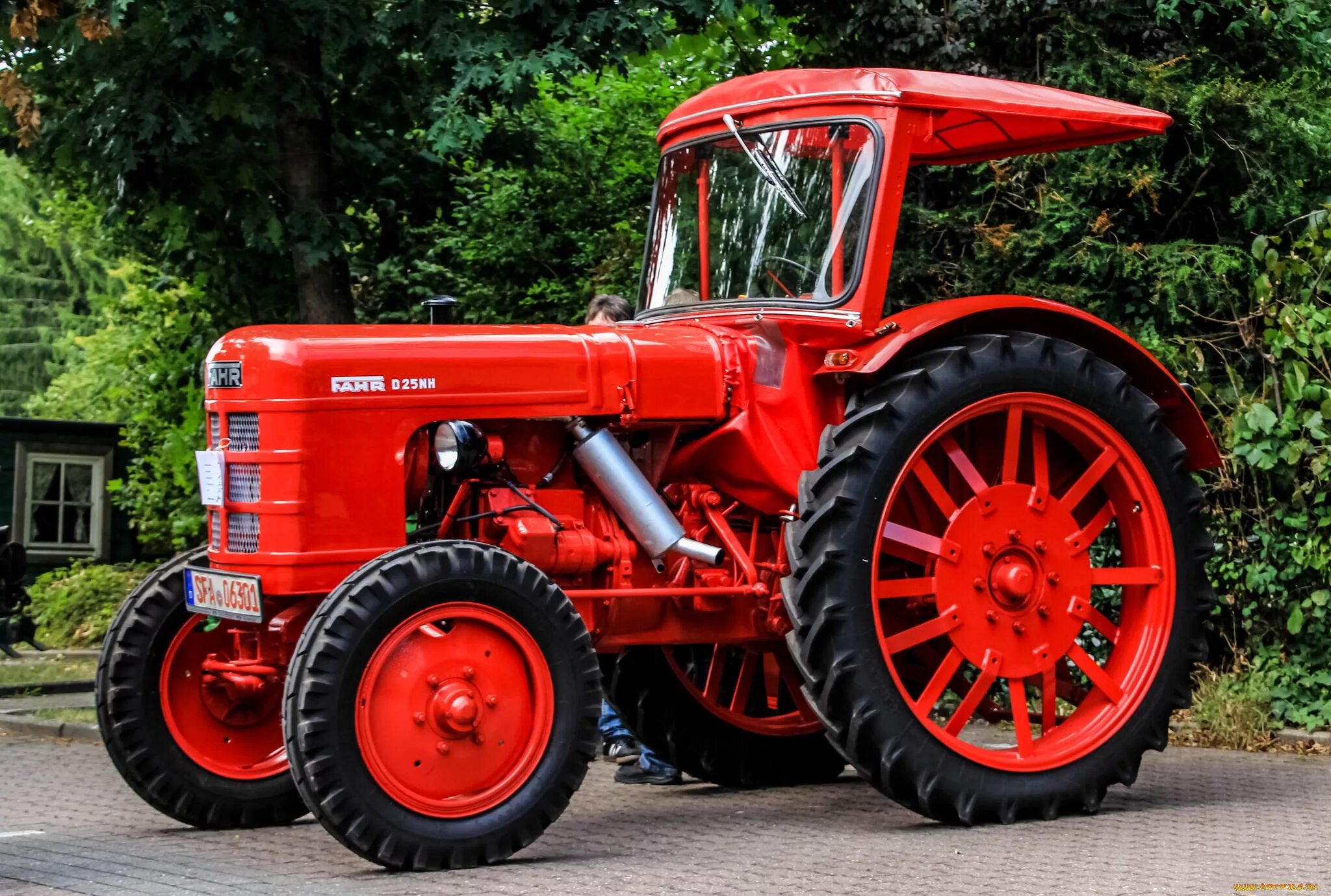 Трактор пашет поле. Какой трактор делать. Трактор переломка 4х4 самоделка. Какой трактор делать. Тракторы или трактора.