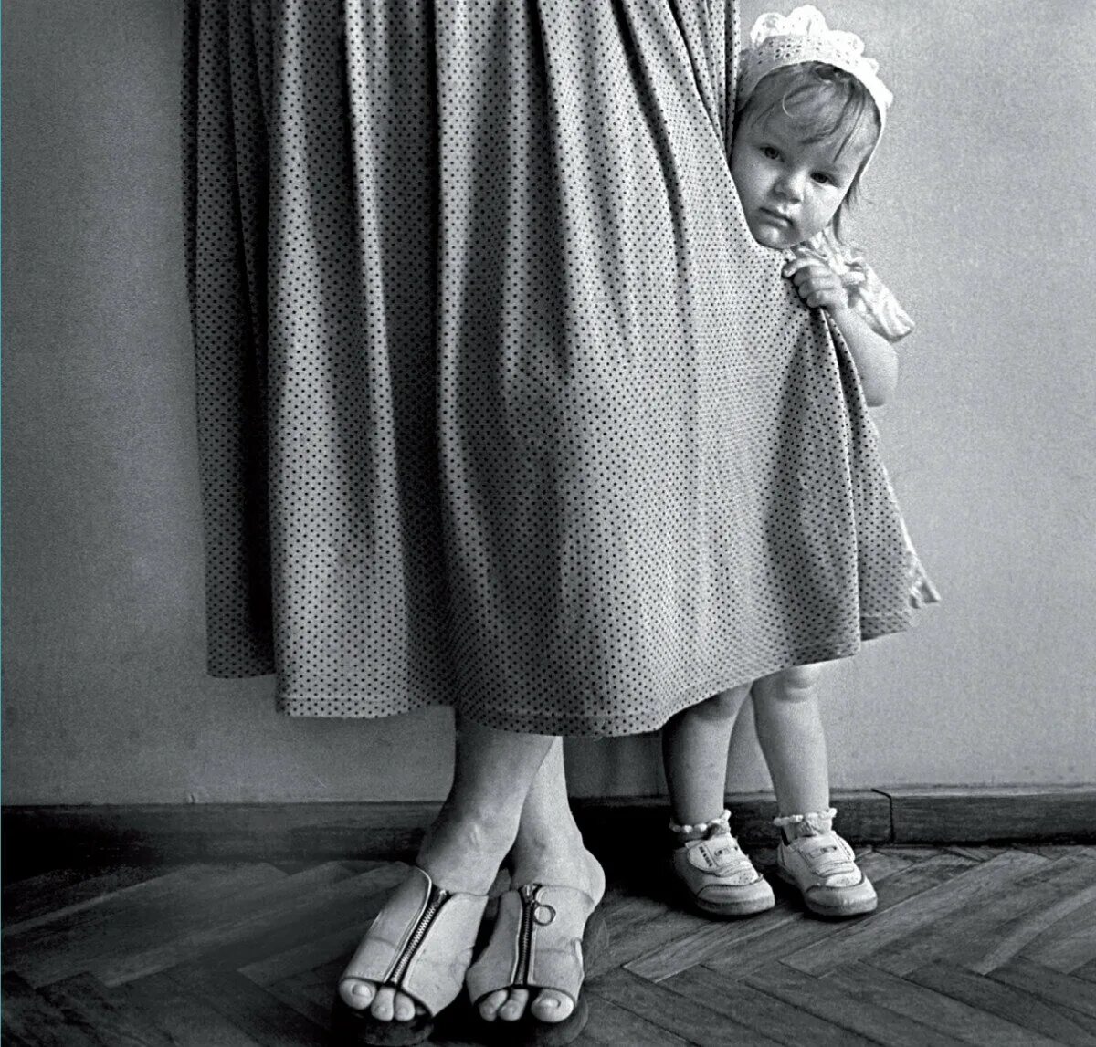 Регрессия психологическая защита. Ребенок прячется за юбку мамы. Ребенок прячется за юбкой. Психологическая защита картинки.