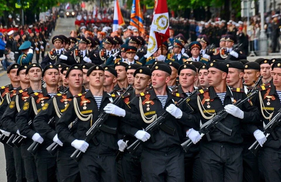 Струна морпех на параде. Парад победы в севастополе. 9 мая севастополь морской парад. морская пехота на параде. морпехи на параде.