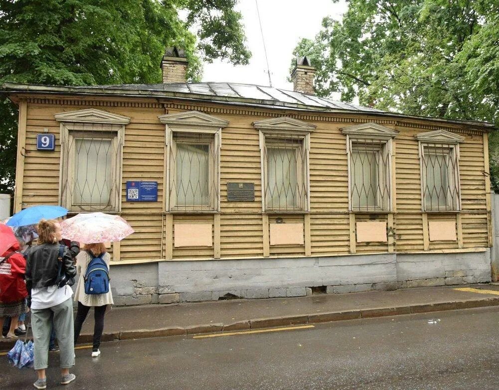 Пречистенка булгаков. Мансуровский переулок дом мастера Булгаков. Мансуровский переулок 9 дом мастера. Мансуровский переулок 9 подвал мастера. Мансуровский переулок 9 мастер Булгаков.