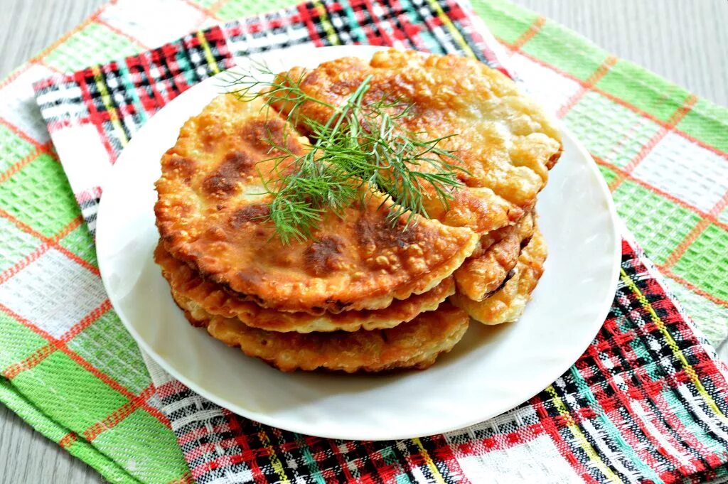 Рецепт сочных чебуреков с мясом. Чебуреки домашние. вкусные чебуреки. вкусные чебуреки с мясом. чебуреки с мясным фаршем.
