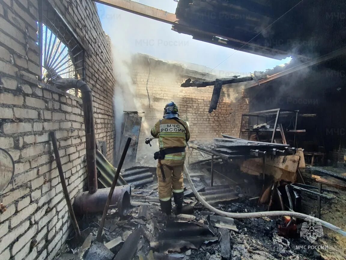 Волгоградское чп. Пожар. Пожар дома. МЧС пожар. Пожары в Волгоградской области.