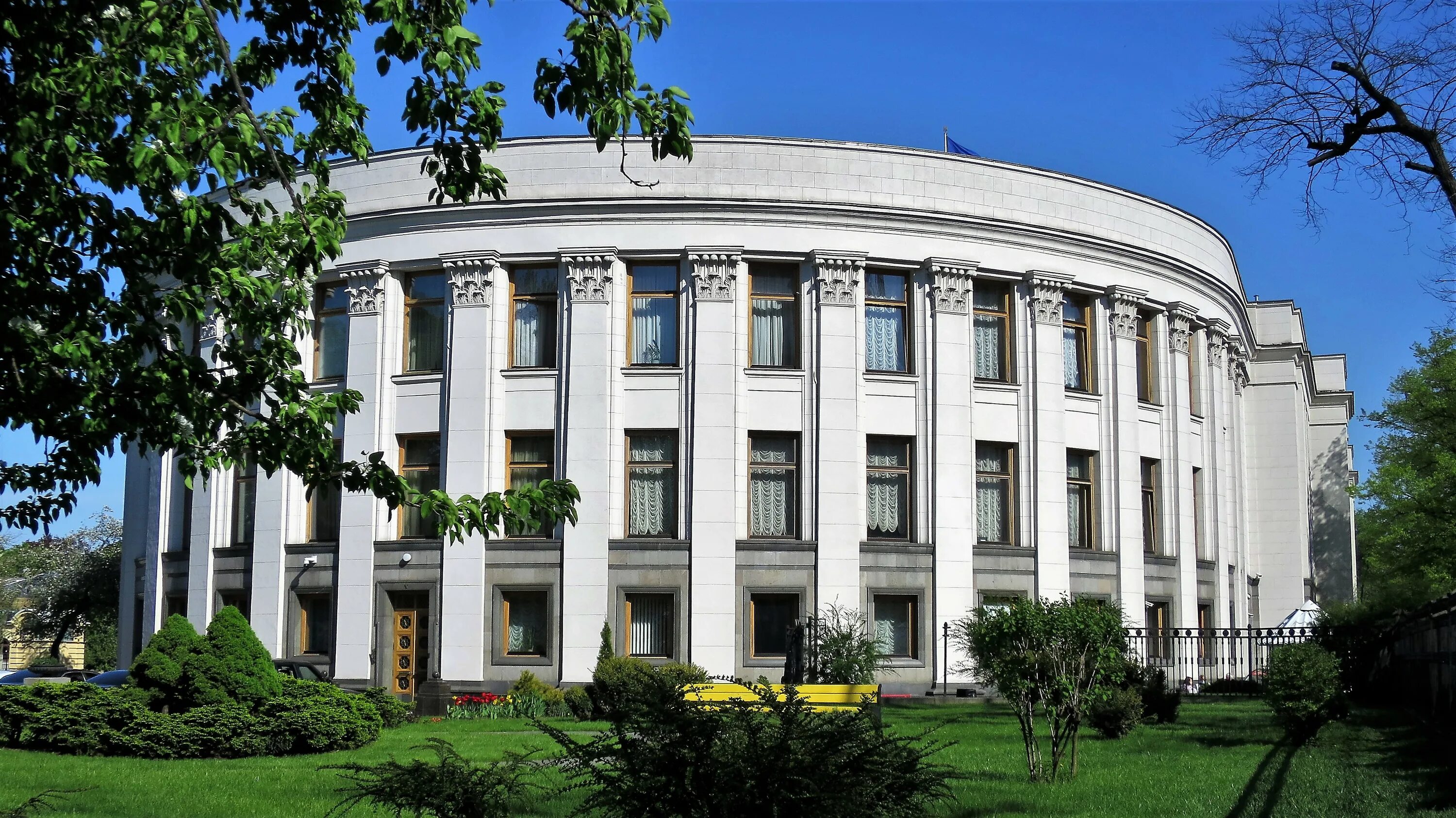 Здание имеет форму. Здание верховной рады украины. киев верховная рада здание. здание верховной рады усср. верховная рада грушевского здание.