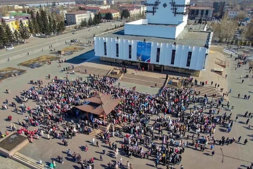 Митинг концерт 10 лет в родной гавани. Праздник на центральной площади. День Республики Тыва площадь Арата. Тыва Якутия. Вместе с Россией митинг в Севастополе.