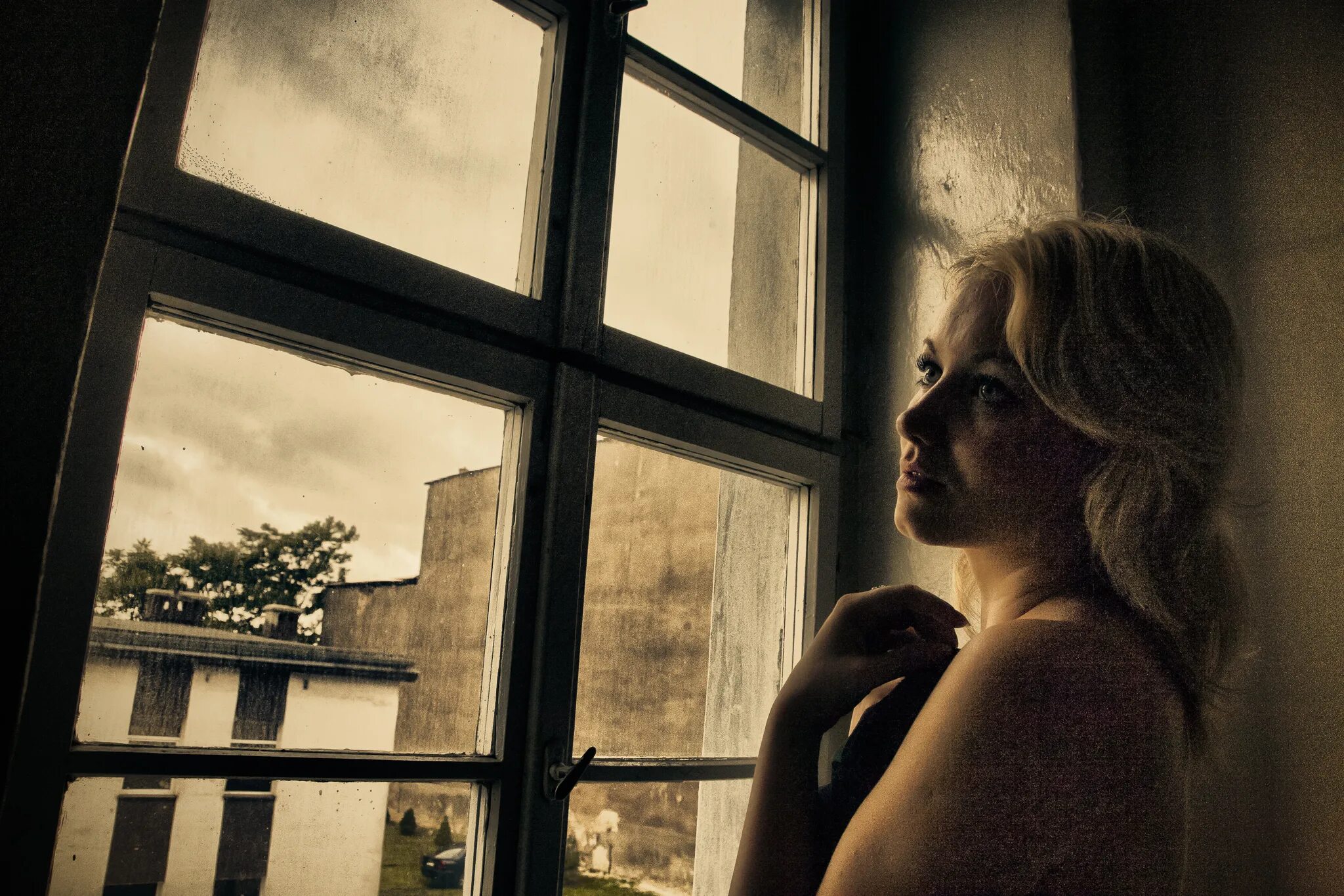 За окном девочка кто поет. Женщина в окне. Девушка у окна. Девушка ждет у окна. Девушка грустит у окна.