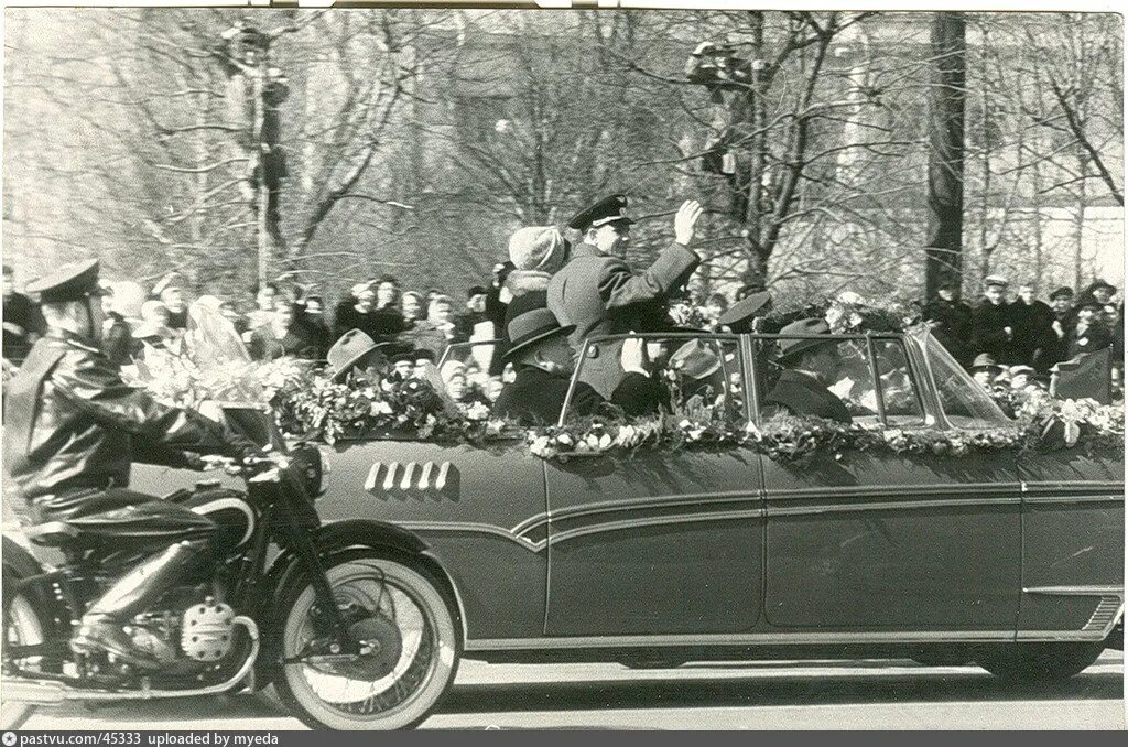 14 апреля 1961 года. Кортеж Гагарина 14 апреля 1961. ЗИЛ 111. Встреча Гагарина в Москве 14 апреля 1961 г. ЗИЛ 111 Гагарина.