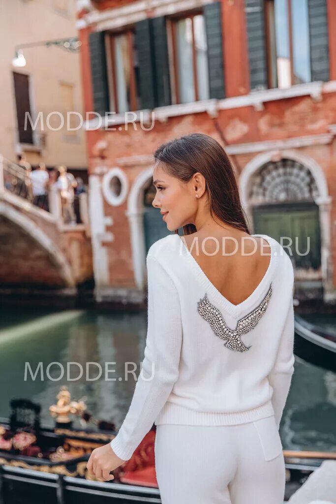 Кашемировый костюм со стразами и вырезом на спине. Парка с мехом. Modde. Парка с отделкой норкой. Костюм sicilia кашемировый.