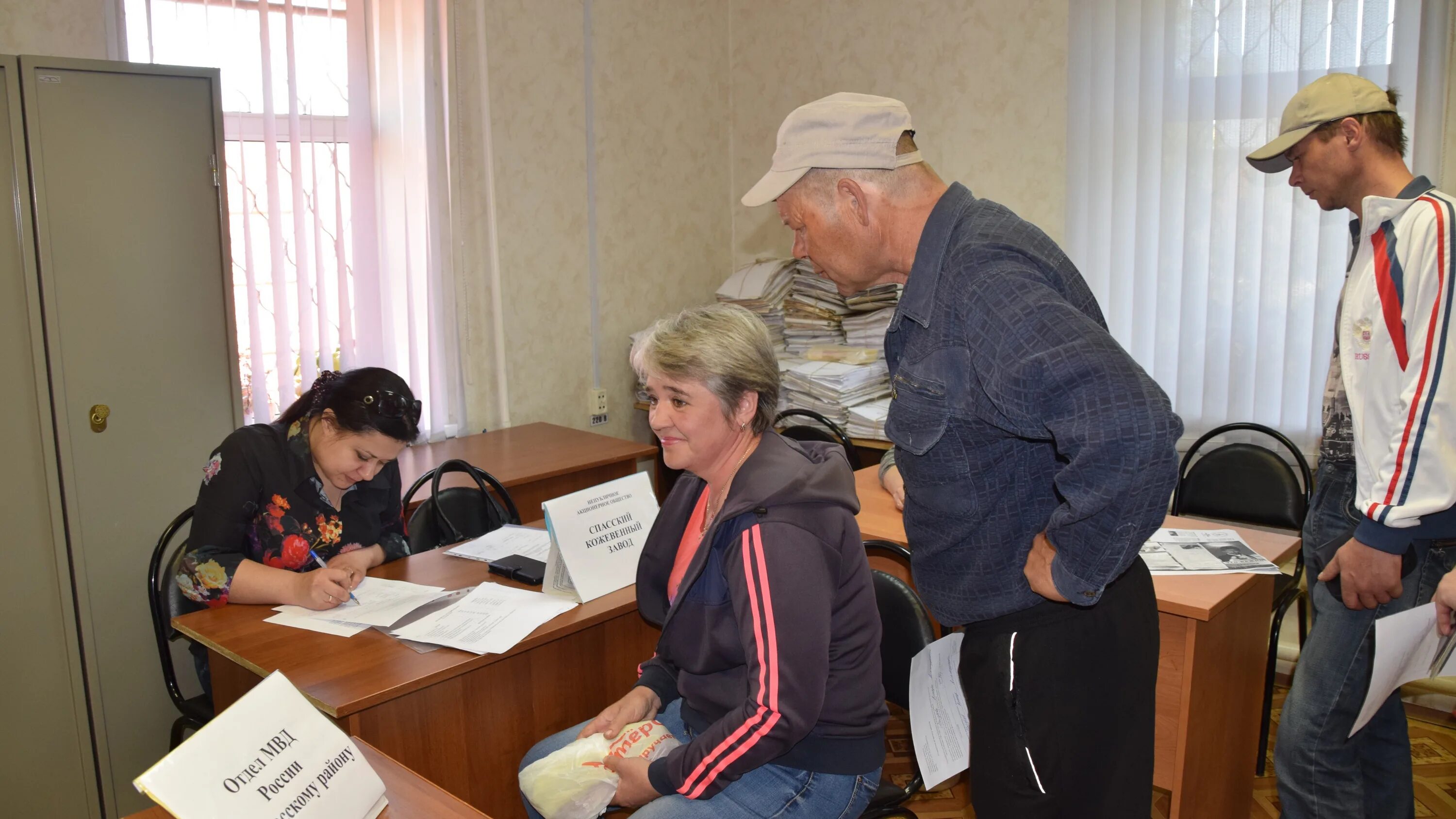 Центр занятости спасск-дальний. Услуги сурдопереводчика для инвалидов. Беженцы из украины в санатории солнечный. Биржа труда спасск дальний вакансии. Плахинская школа захаровский район.